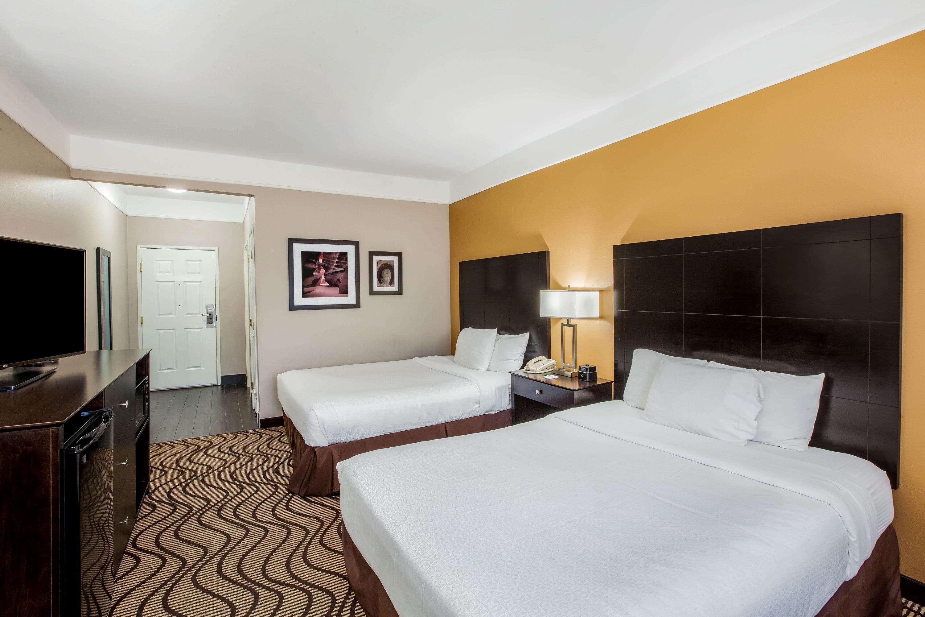 Queen Room Two Queen Beds Roll Shower Mobility or Hearing Accessible Non-Smoking,1280376505:JPEG